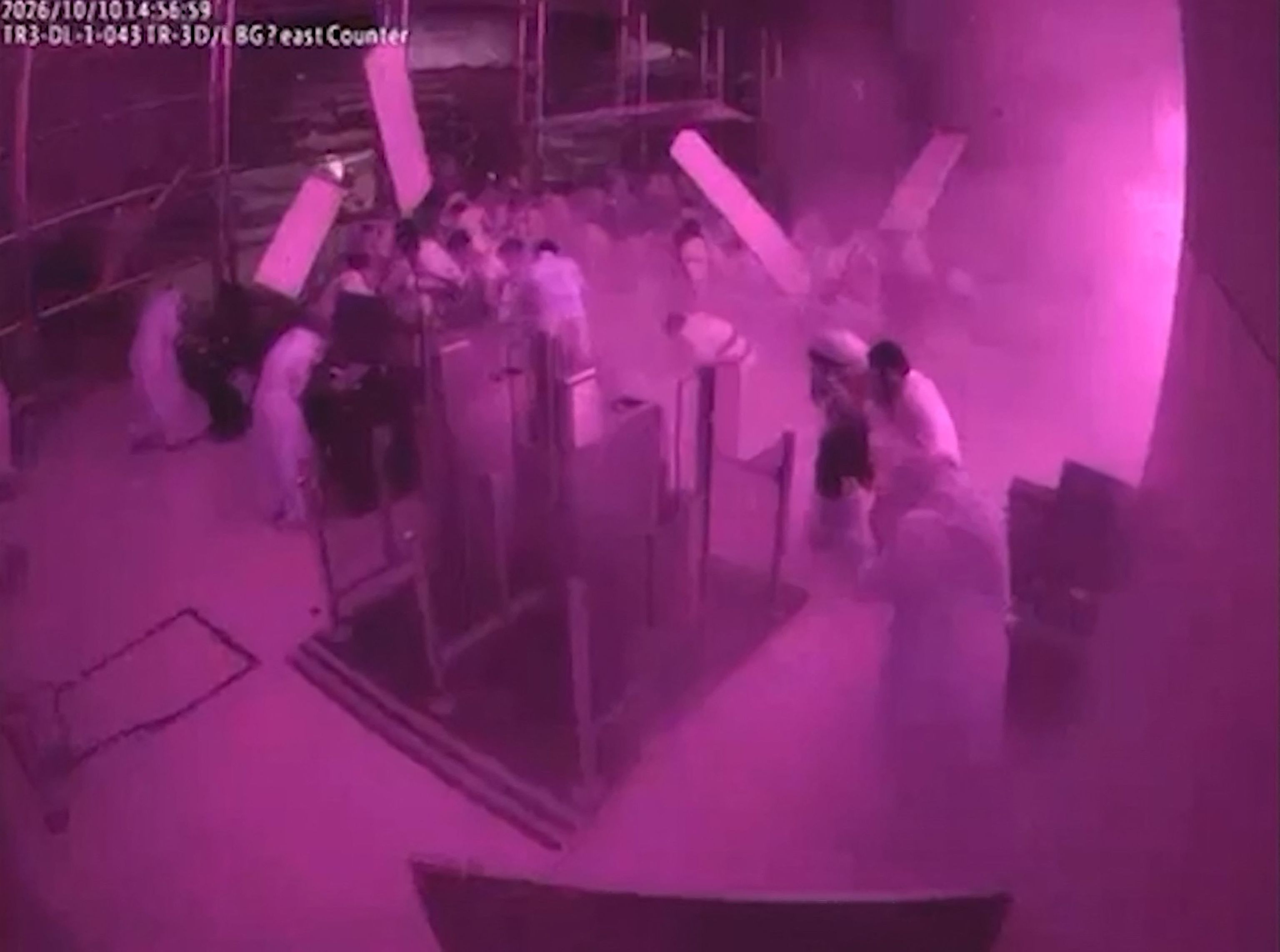 Las personas tratan de ponerse a salvo en el momento en el que los hutíes atacaron el aeropuerto de Riad, el pasado sábado.