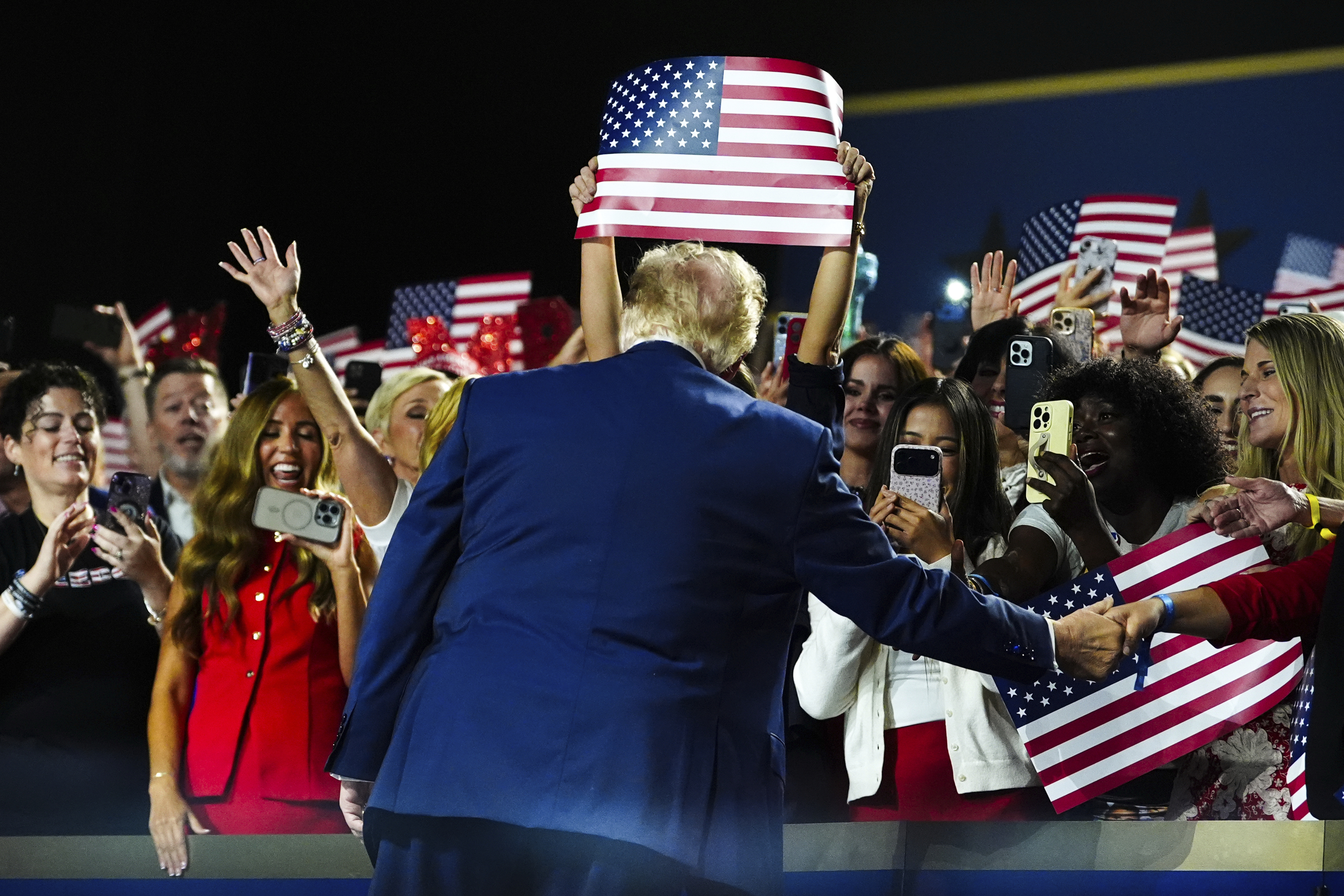 El presidente Donald Trump saluda a sus seguidores en la convención republicana del pasado septiembre.