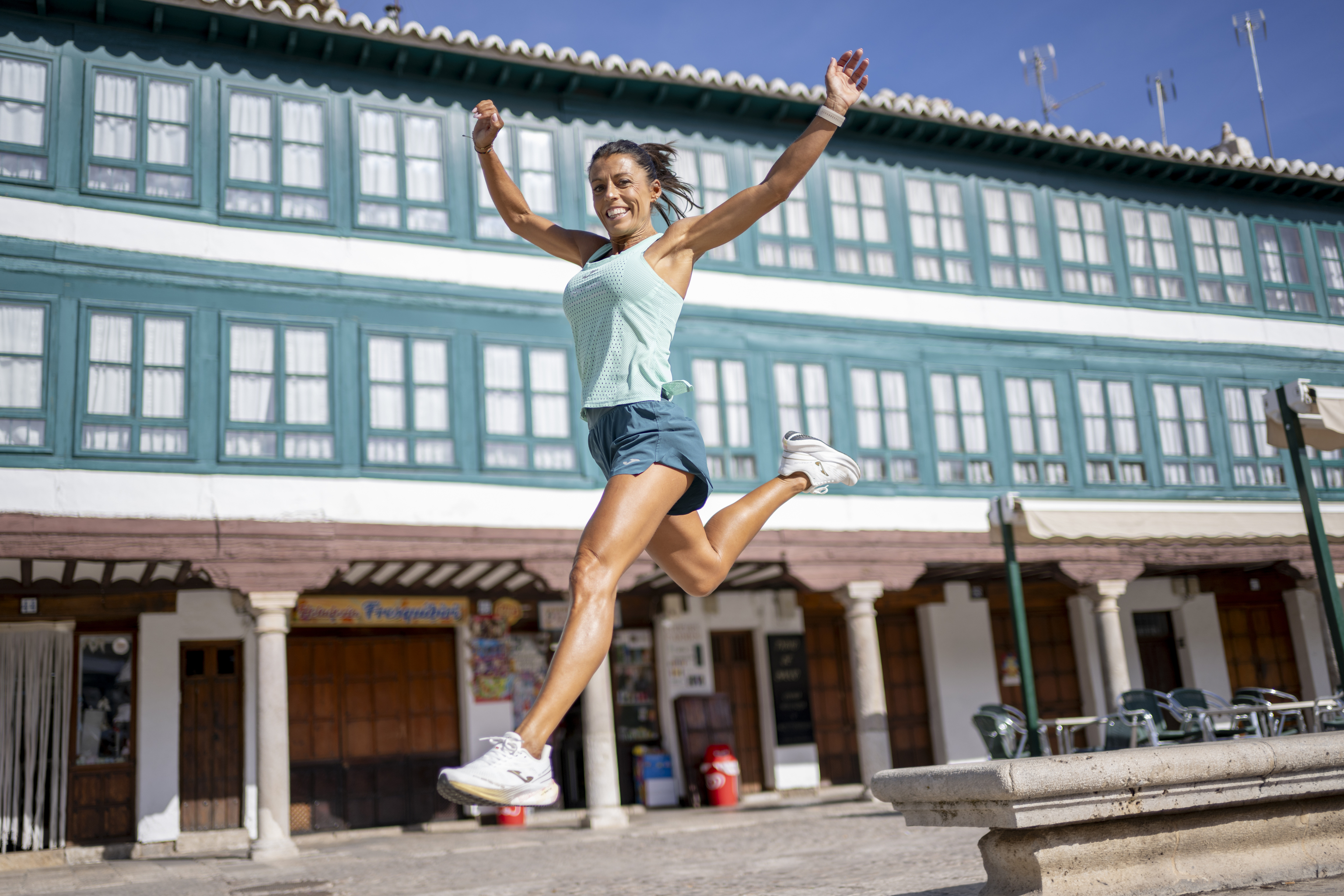 Gemma Arenas posa para EL MUNDO en la plaza mayor de Almagro.
