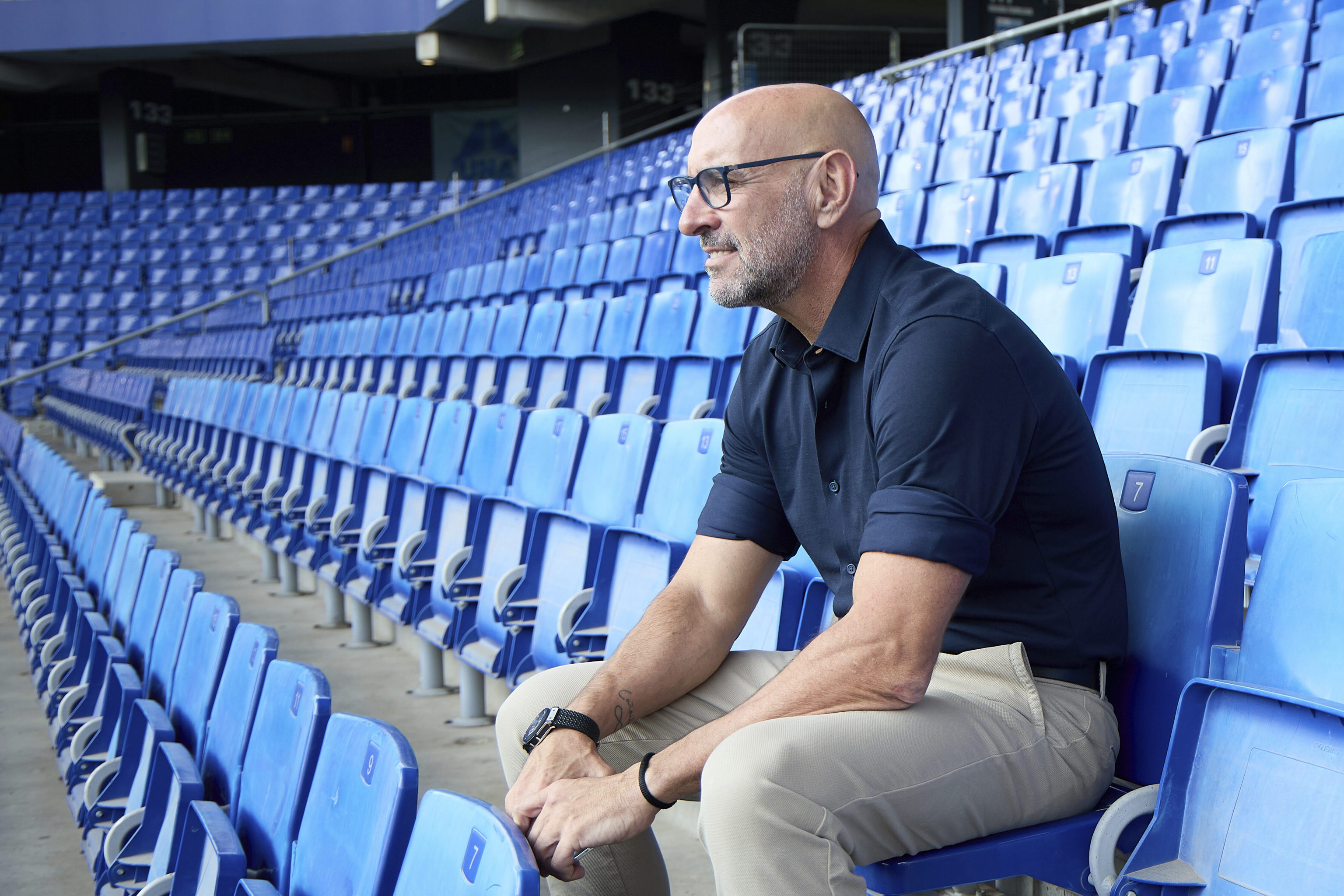 El director deportivo en la grada del estadio.