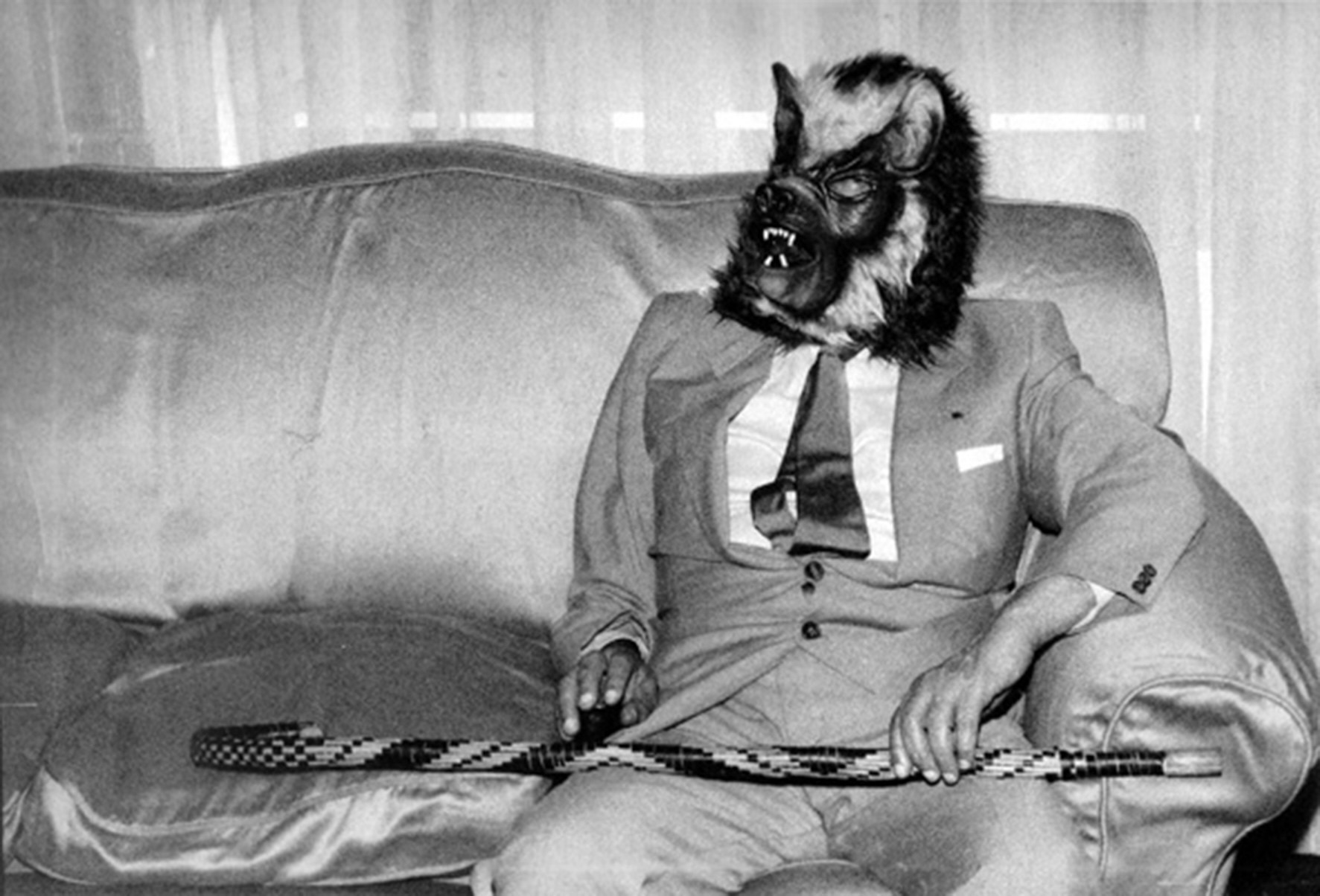 Borges, en el sofá de su casa, con máscara de lobo y 84 años. CLAUDIO PÉREZ