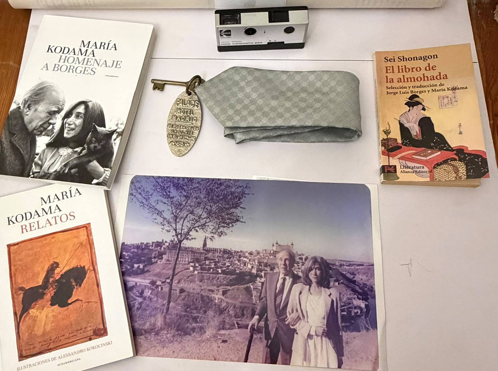 Bodegón con tesoros de Borges para el Instituto Cervantes: libros de Kodama, cámara, corbata, llave del Palace y foto en Toledo. MARIANA Y MARÍA VICTORIA KODAMA