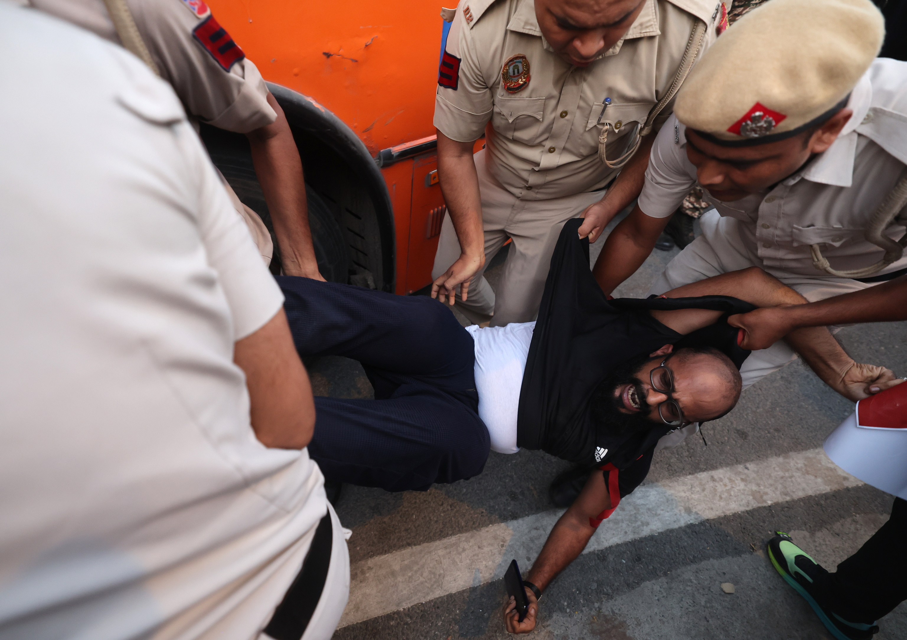 La Policía india detiene a otro manifestante durante las últimas protestas.