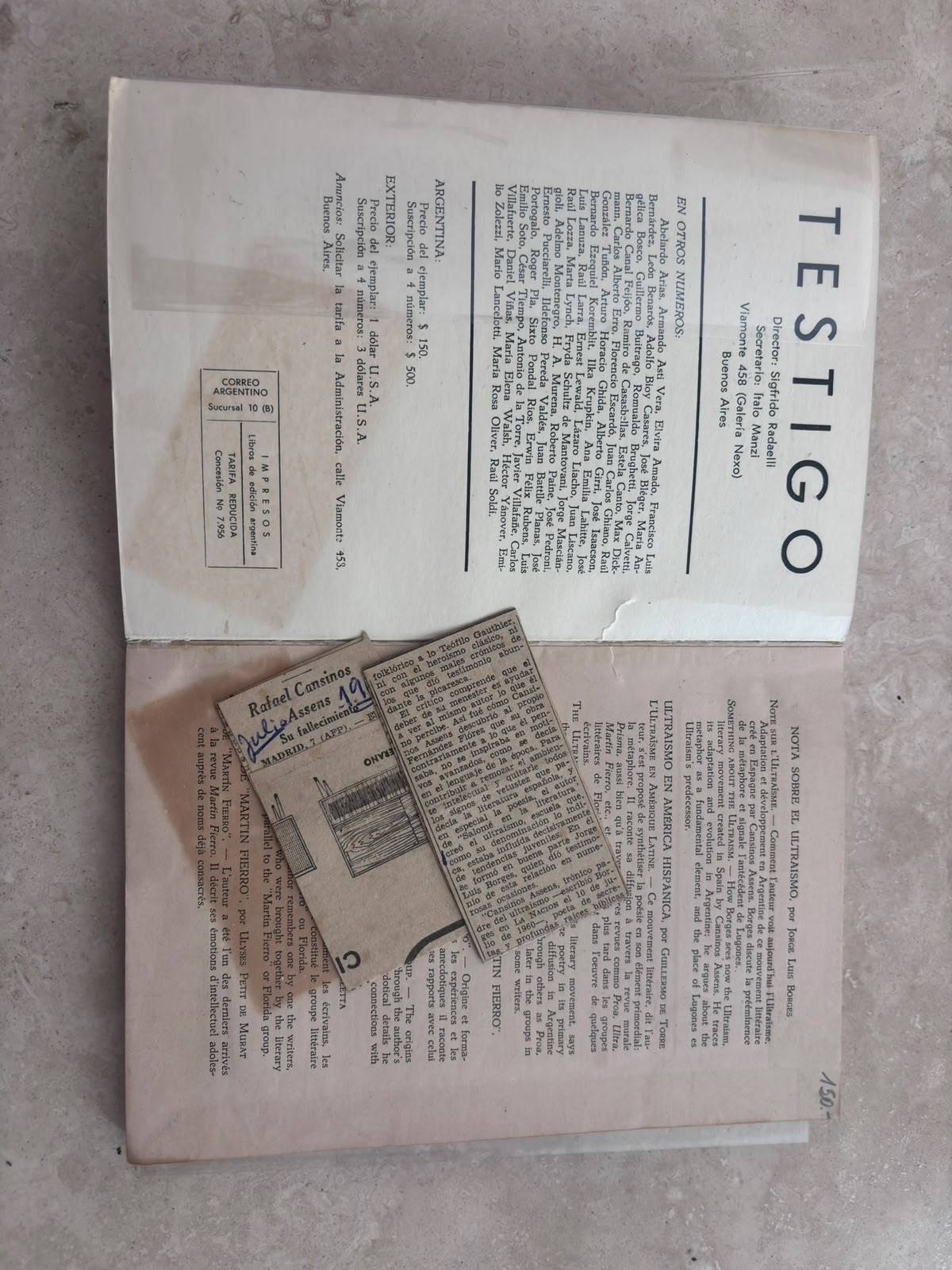 Revista con un recorte de periódico que refiere la muerte de Rafael Cansinos, guardado por Borges.