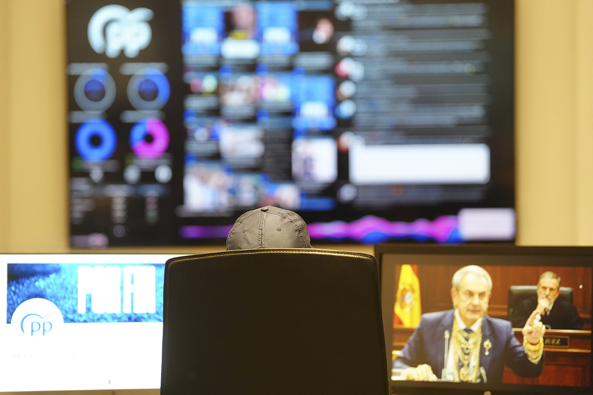 El CM del Partido Popular retratado en la sala de máquinas digital de la calle Génova.
