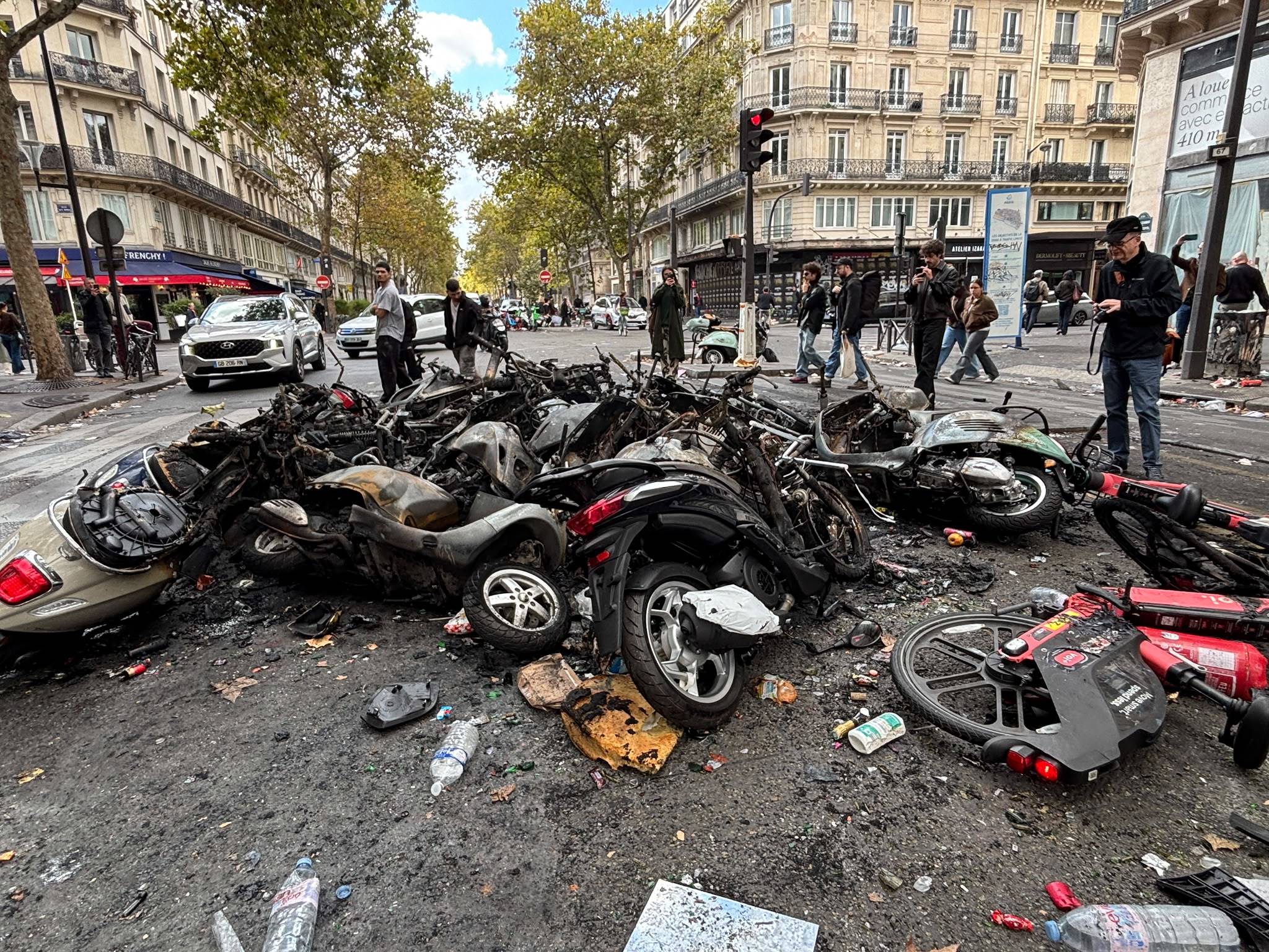Motos y bicicletas quemadas en el centro de París este domingo.