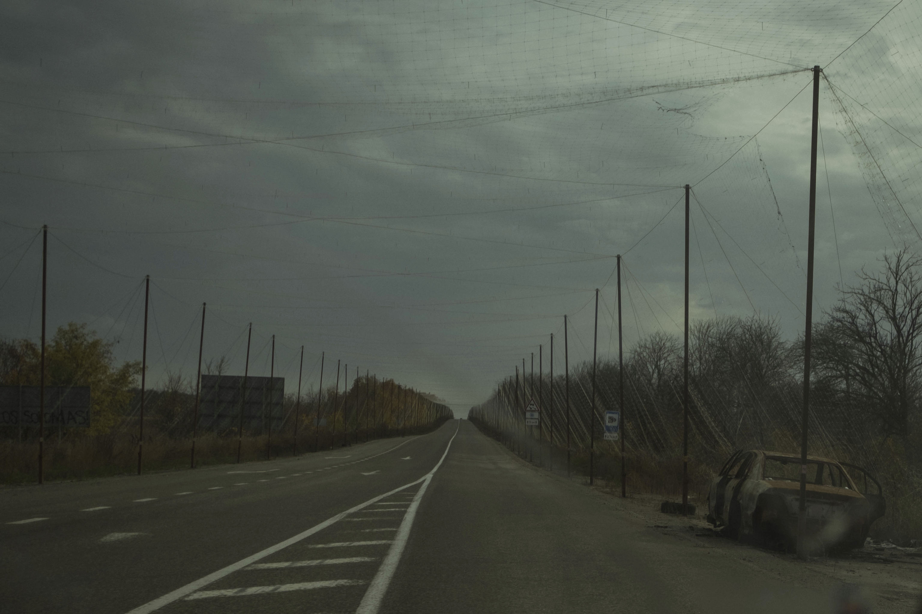 Carretera desde Izium con coches destruidos por drones.