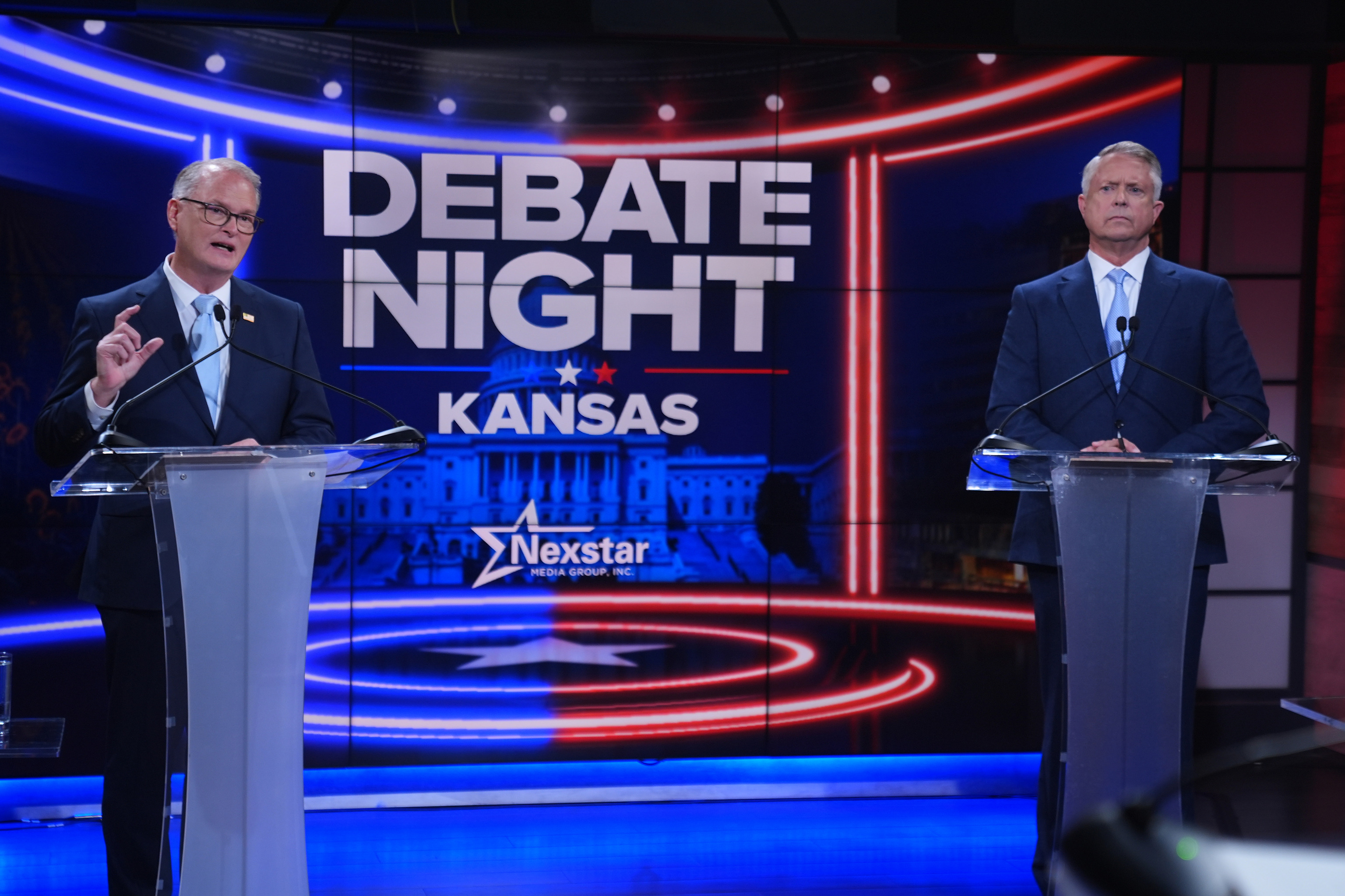 El senador republicano Roger Marshall, a la derecha, y el candidato demócrata al Senado, Adam Hamilton, participan en un debate televisivo el pasado miércoles.