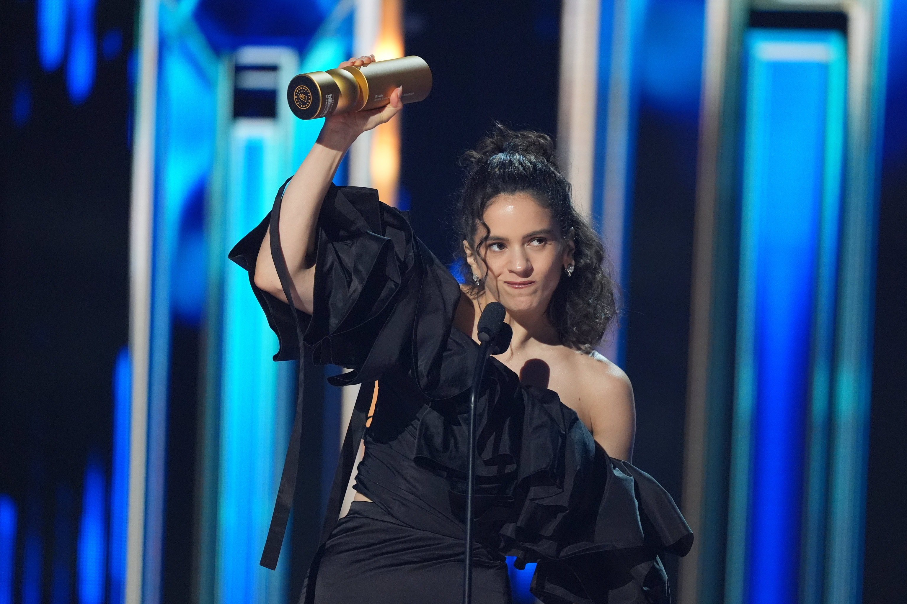 Rosalía con uno de sus premios.