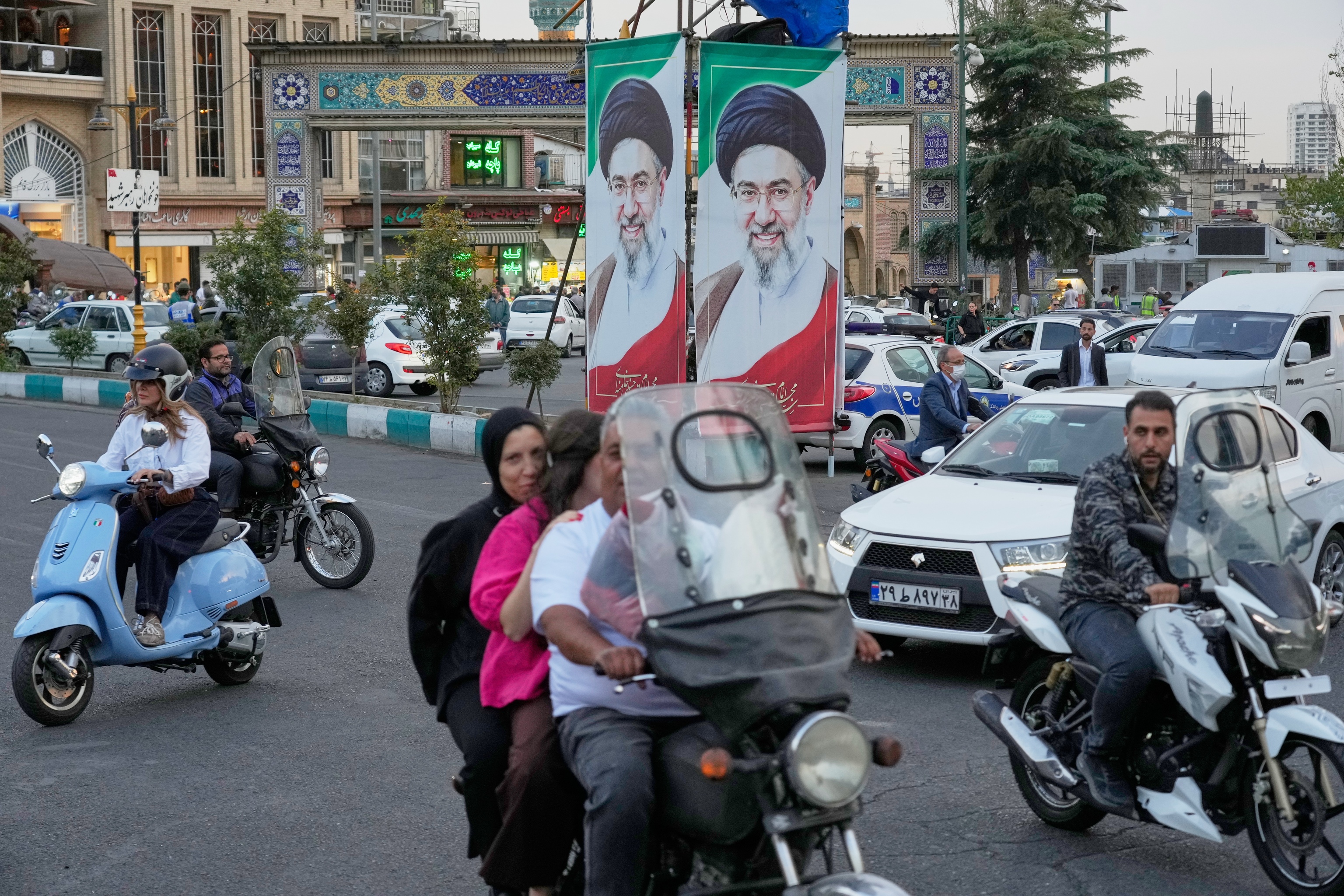 Automovilistas pasan junto a retratos del Líder Supremo de Irán, Mojtaba Khamenei, en Teherán, este miércoles.