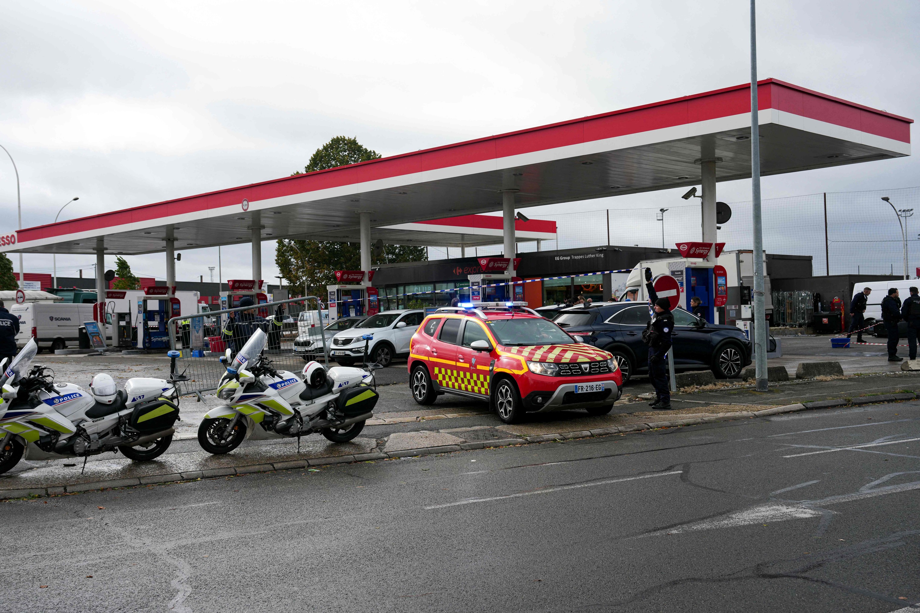 Agentes de policía en una gasolinera en Trappes, cerca de París, donde un hombre abrió fuego desde su vehículo.