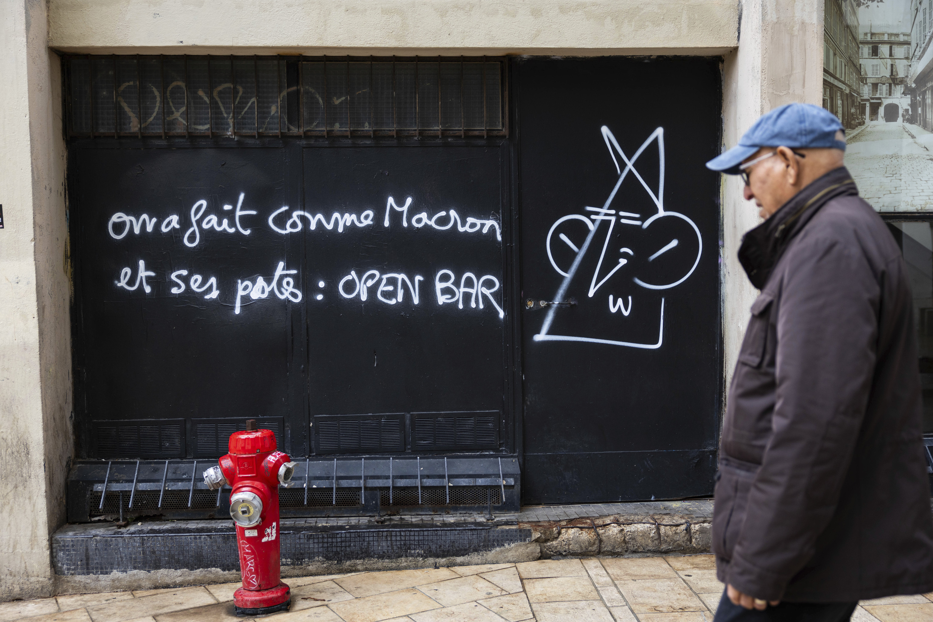 Una pintada sobre un local cargando contra el Gobierno de Francia.