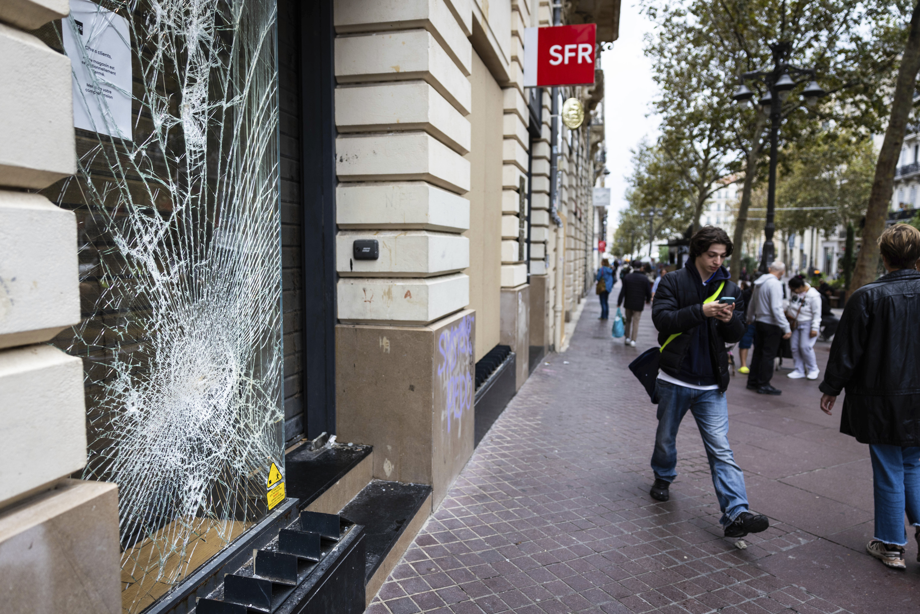 Las vitrinas reventadas y escaparates tapiados en la Canbière.