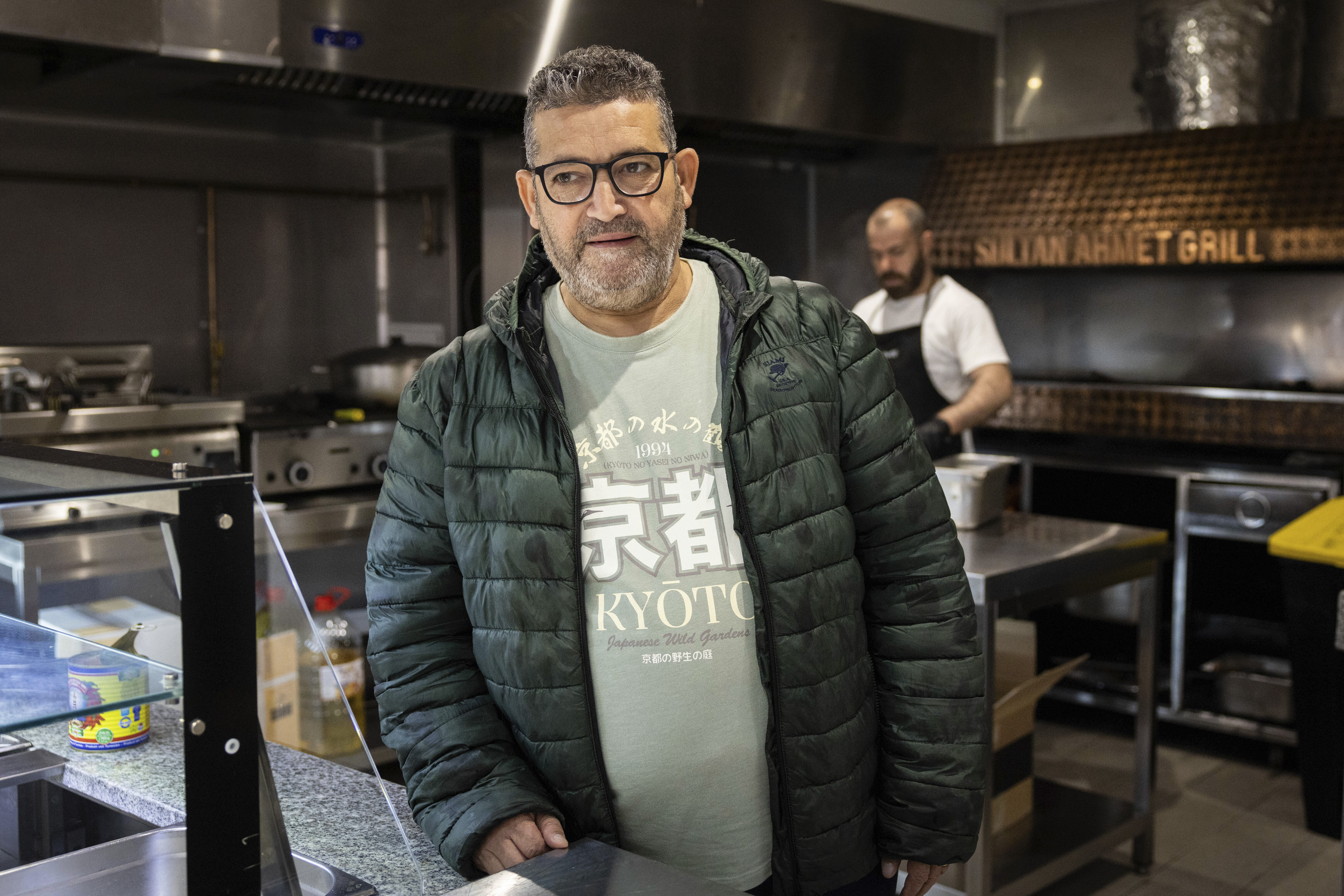 Karim, detrás de la barra de su establecimiento, que cerrará el fin de semana.