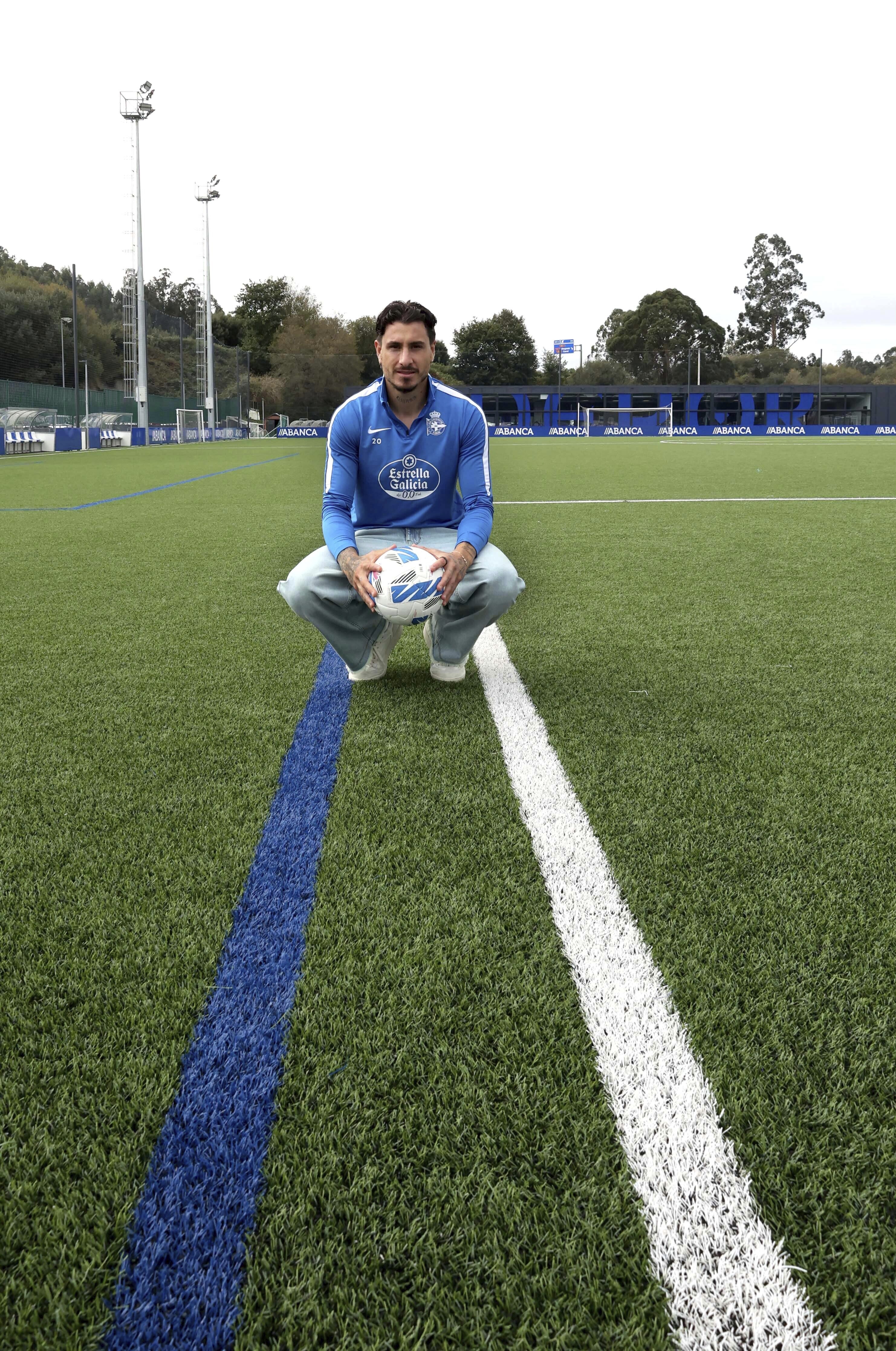 El defensa junto a unas líneas de campo.