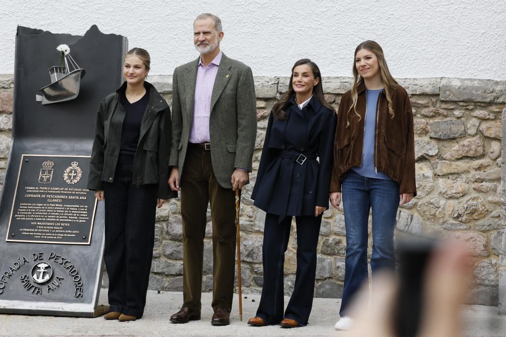 Los Reyes y sus hijas, la Princesa Leonor y la Infanta Sofía, este sábado, en Llanes.