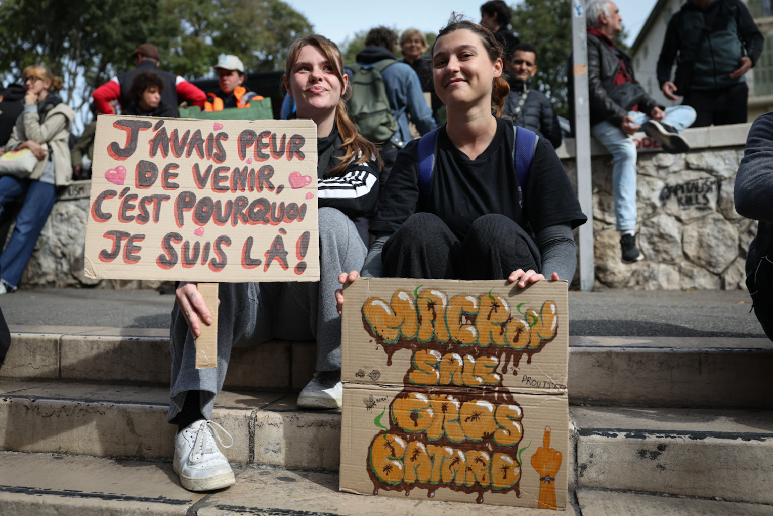 Dory y Mira dos jóvenes que acuden a las protestas contra el Gobierno francés