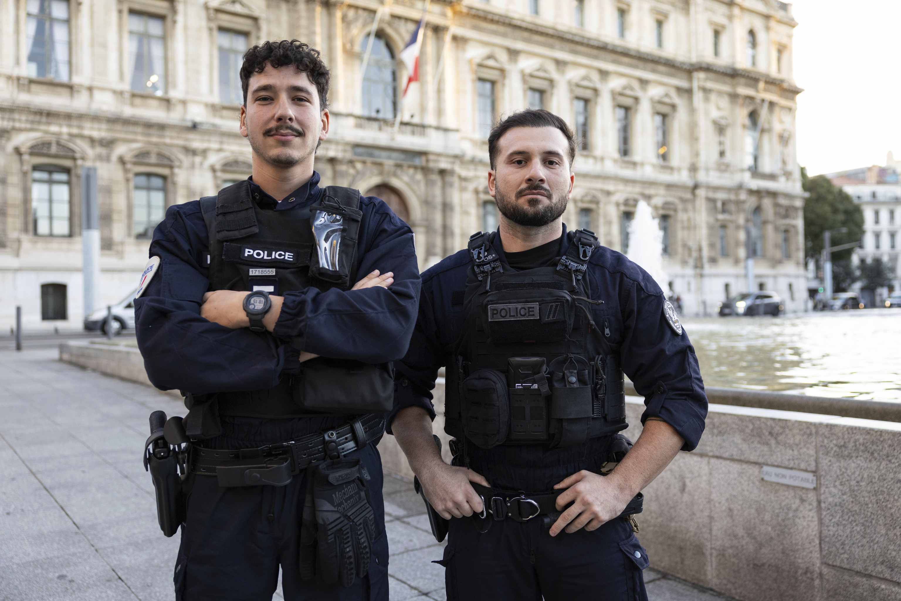 Xavier y Corentin, dos policías nacionales que están de servicio durante los disturbios