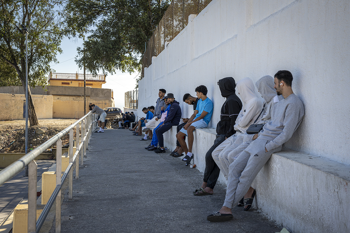 Alrededor de una veintena de inmigrantes marroquíes, este pasado jueves, junto a un campo de fútbol sala de la barriada de El Príncipe.