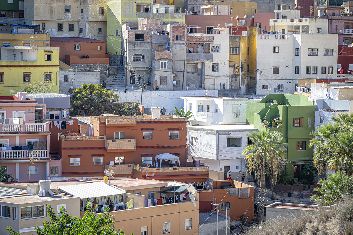 El barrio ceutí de El Príncipe. En sus callejuelas, como se observa en la foto, se cobijan y esconden todavía centenares de inmigrantes.