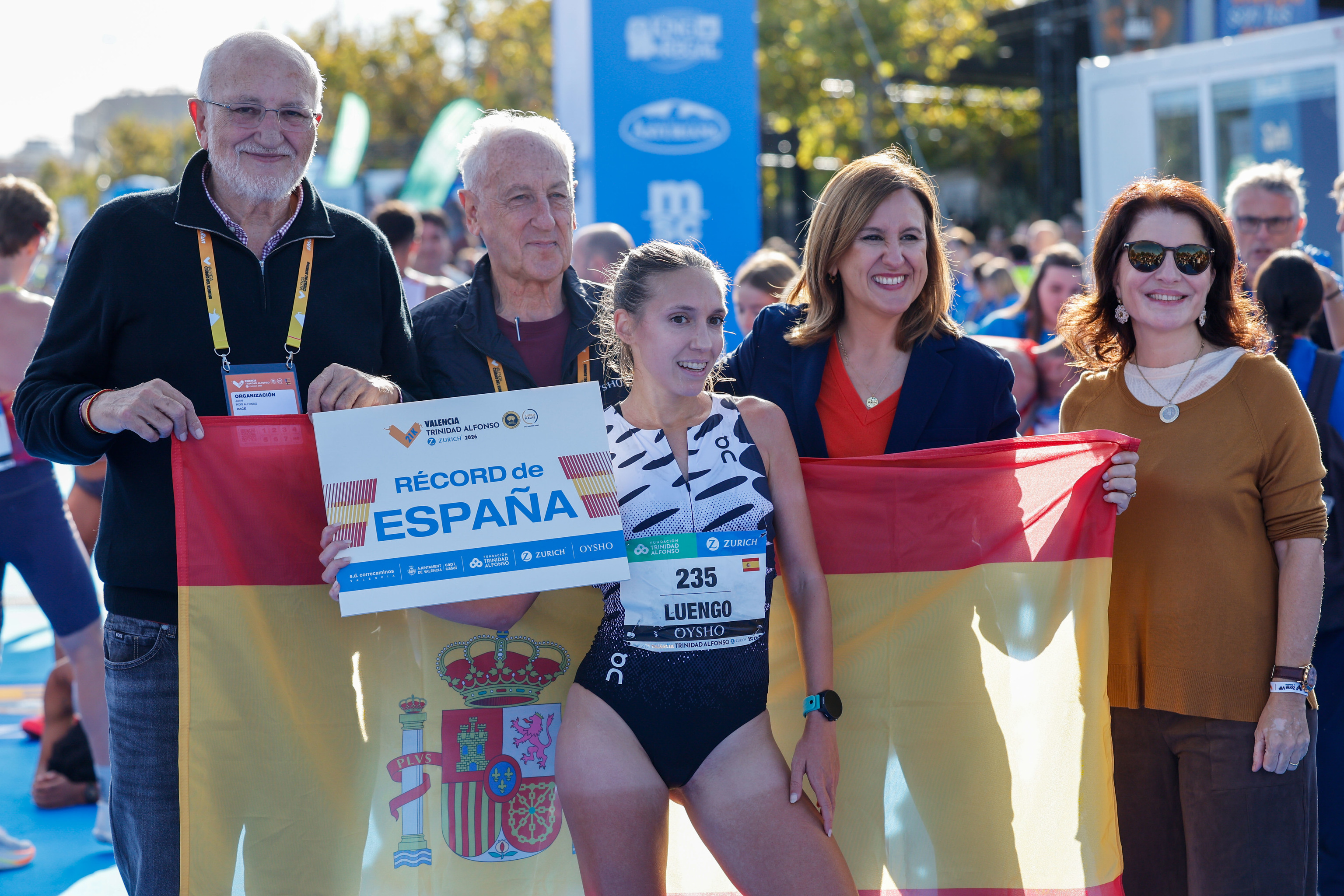 Juan Roig, Paco Borao, Mª José Catalá y Hortensia Roig, junto a Laura Luengo.