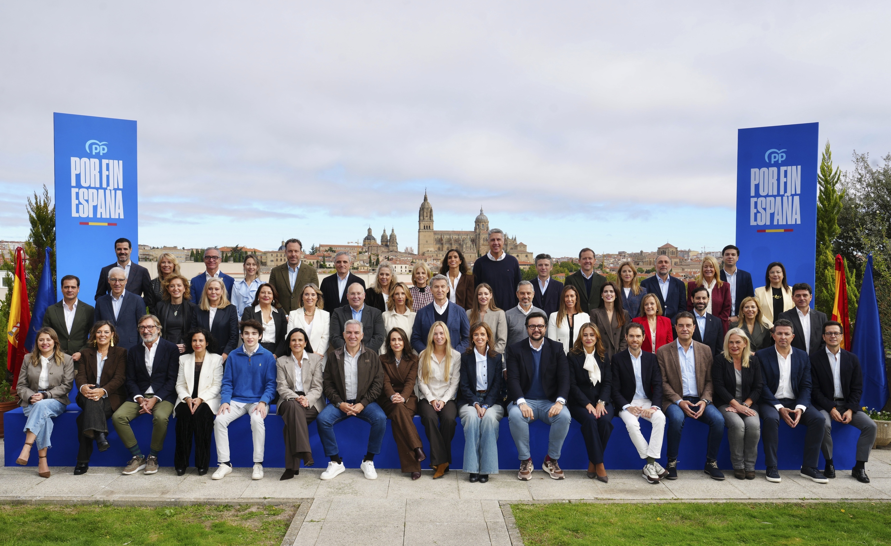 El presidente del PP, Alberto Núñez Feijóo, con los 'cabezas de lista' del PP para las elecciones del 29-N, este domingo en Salamanca