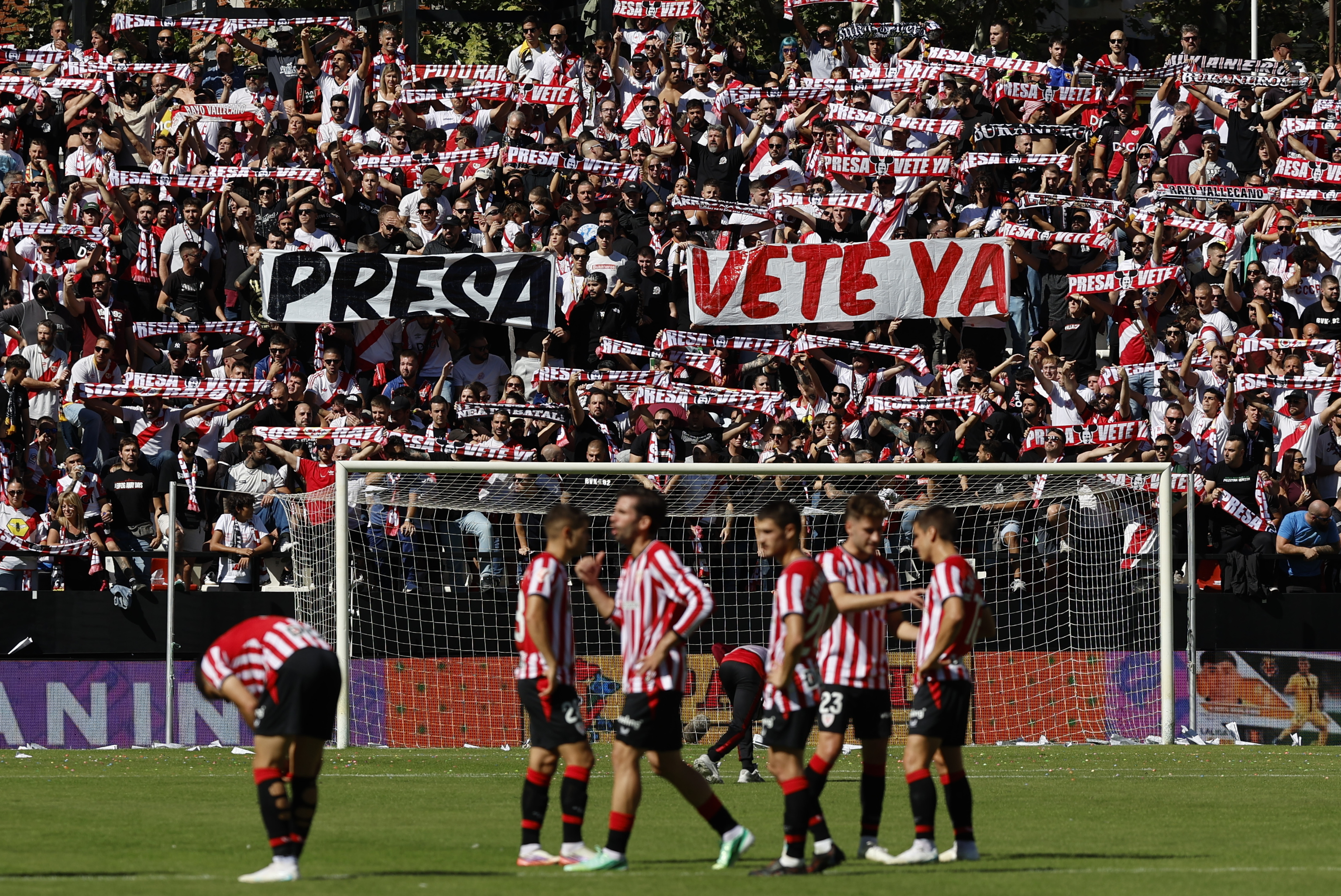 Pancartas contra Presa en el partido ante el Athletic.