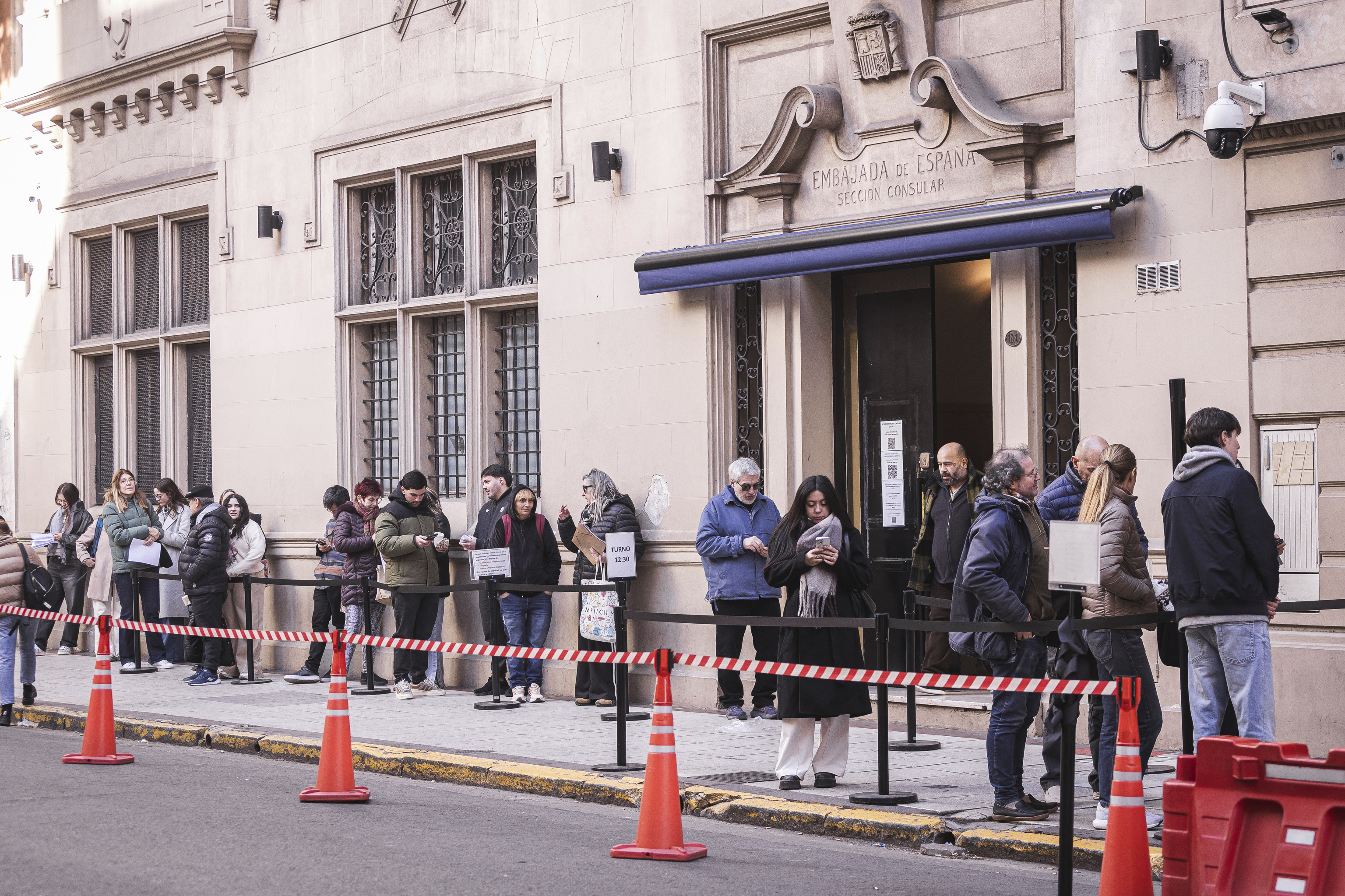Colas en un consulado de Buenos Aires para obtener la nacionalidad.