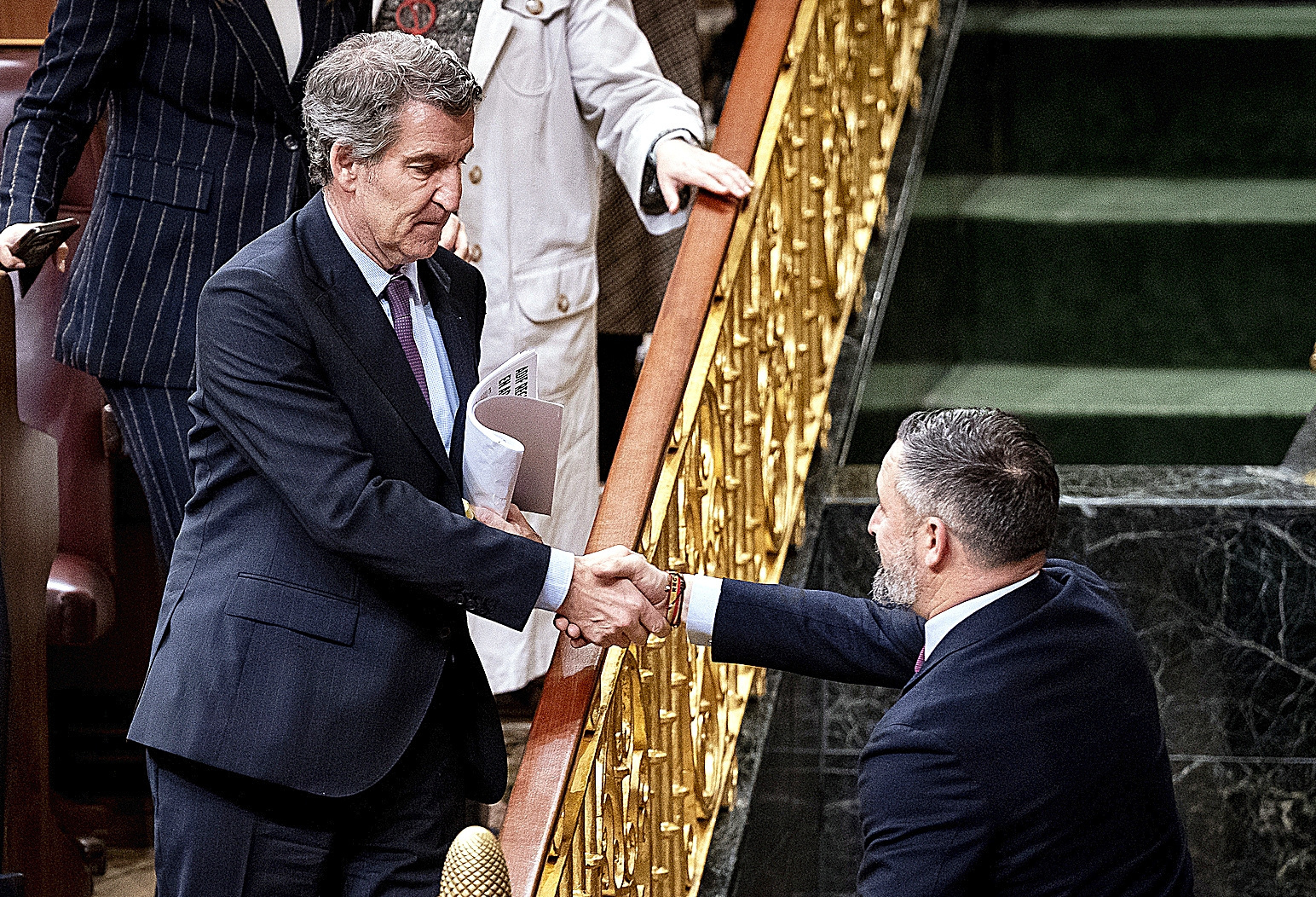 El líder del PP, Alberto Núñez Feijóo, y el de Vox, Santiago Abascal, se saludan al término de un pleno del Congreso en febrero.