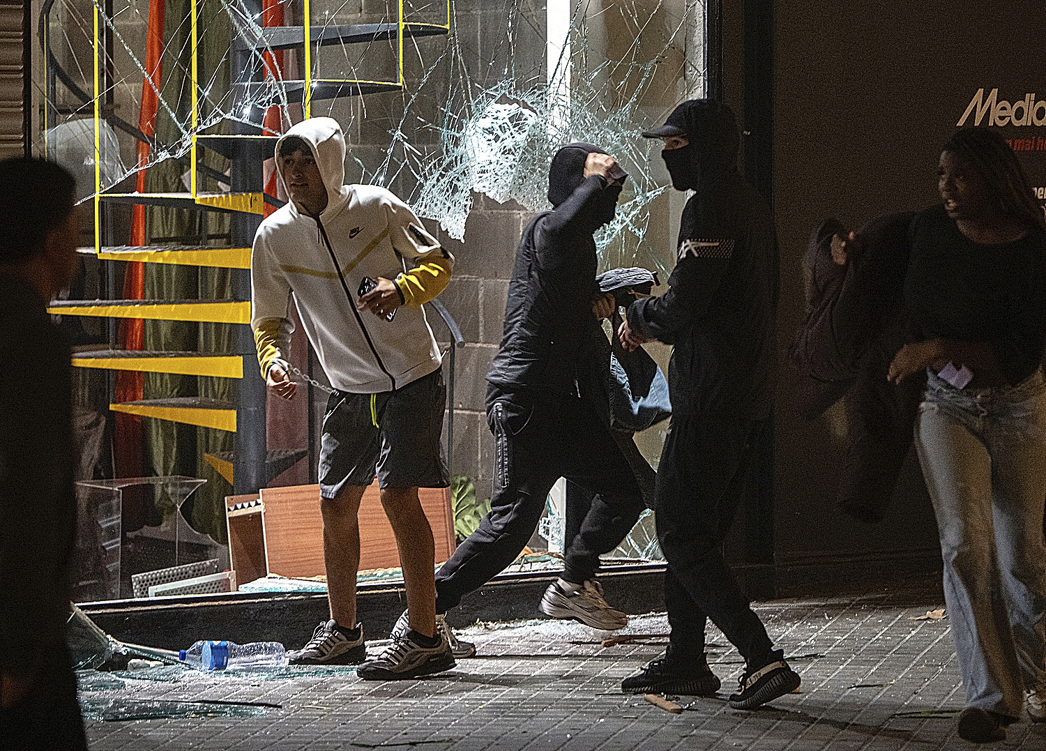 Escenas de pillaje el sábado por la noche en el centro de Barcelona.