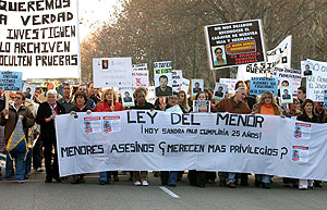 Un centenar de personas exige una reforma 'justa' de la Ley del Menor y ...