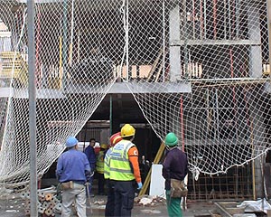 Un obrero resulta herido muy grave al caer desde una tercera planta ...