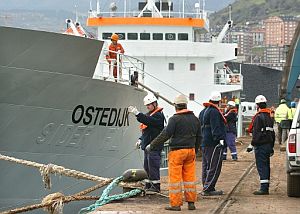 Comienza la descarga de fertilizantes del barco holandés 'Ostedijk' en el puerto de Bilbao | elmundo.es