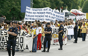 Cerca de mil de trabajadores de Correos se manifiestan contra la ...