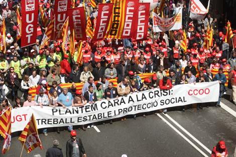 Más de 10.000 personas reclaman medidas frente a la crisis en Barcelona ...