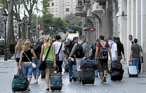Turistas extranjeros en el barcelon�s paseo de Gr�cia. | Santi Cogolludo Turistas extranjeros en el barcelon�s paseo de Gr�cia. | Santi Cogolludo