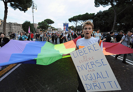 Miles de personas se manifiestan en Roma contra la homofobia y piden ...