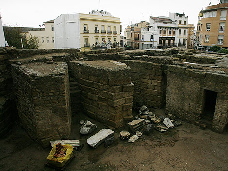 Aparecen restos de una muralla romana en el templo de Claudio Marcelo ...