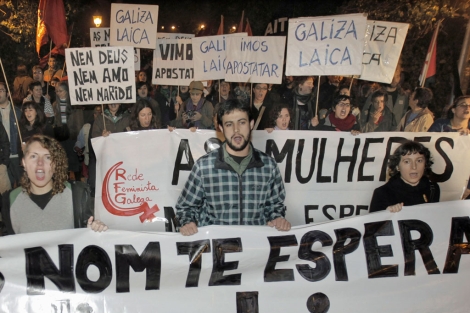 Centenares de personas marchan en Santiago contra la visita del Papa ...