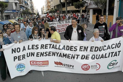 Miles de personas se manifiestan contra los recortes de la Generalitat ...