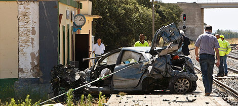 Un niña muerta y 4 heridos al arrollar un tren a un coche en un paso a ...