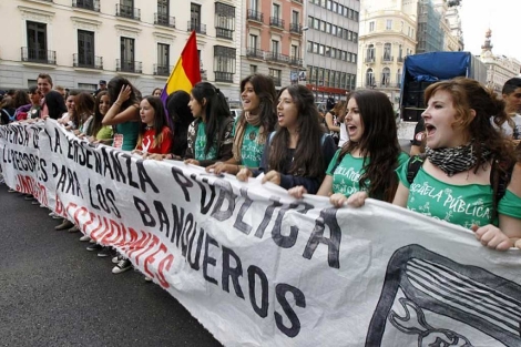 Los estudiantes cortan la calle Alcalá frente a la Consejería de ...