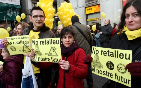 Un millar de personas protesta contra los recortes del Govern en la ...