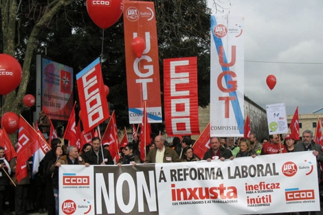 Miles de personas protestan en A Coruña contra la 'injusta, ineficaz e ...