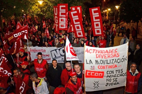 Un millar de personas protesta en Palma contra la reforma | Baleares ...