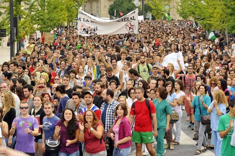Unos 3.000 universitarios colapsan el centro de Granada | Andalucía ...
