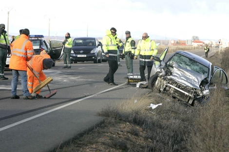 Mueren dos jóvenes al colisionar un camión, un coche y un tractor en ...