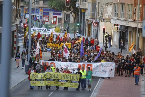 Miles de personas claman contra la reforma educativa y los recortes en ...