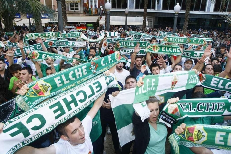 Una marea blanquiverde inunda las calles de Elche para celebrar el ...