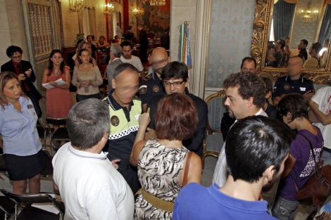 La alcaldesa de Alicante expulsa del pleno a asesores y empleados ...